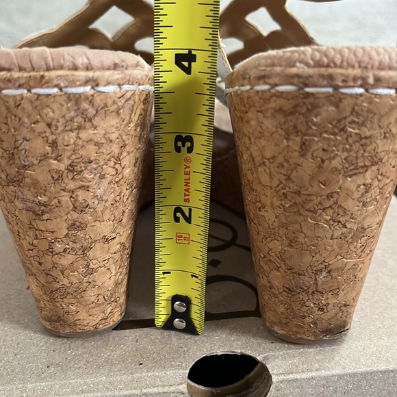 BOC-Born Concepts-women’s white leather sandals.Good condition. Size 9. $20 - Picture 2 of 5